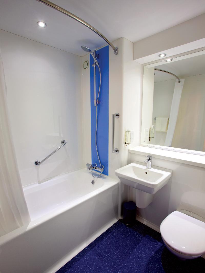 Travelodge Edinburgh Dreghorn Bagian luar foto